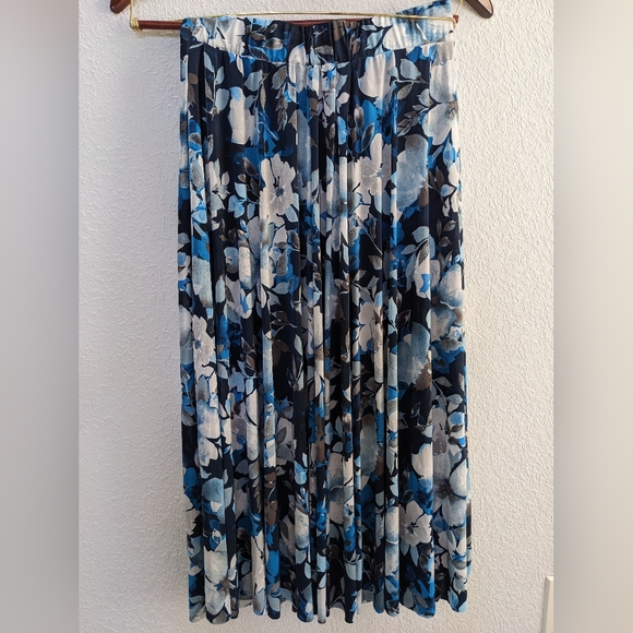 New Mix Dresses & Skirts - NWOT Floral midi skirt.